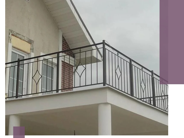 Изготовление балконных ограждений в Вятских Поляне из металла и стекла